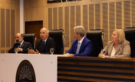 El ministro Ricardo Lorenzetti junto al vicepresidente del Superior Tribunal de Justicia de Tierra del Fuego, Ernesto Adrin Lffler; los vocales del STJ, Edith Miriam Cristiano y Javier Daro Muchnik; y el exjuez del Superior Tribunal de Justicia de la Provincia de Santa Cruz, Enrique Peretti